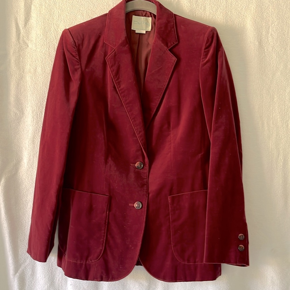 Vintage De Mura burgundy/wine velvet blazer, size 8. Great, used condition.